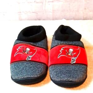 Focus Forever Logo Embroidery Bucaneers M 9-10  House Red Gray Slippers …